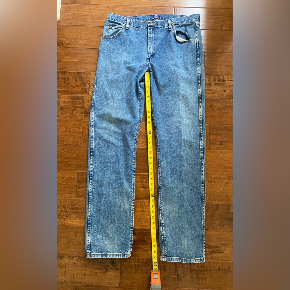 Wrangler Men's Medium Wash Perfect Vintage Blue Straight Jeans